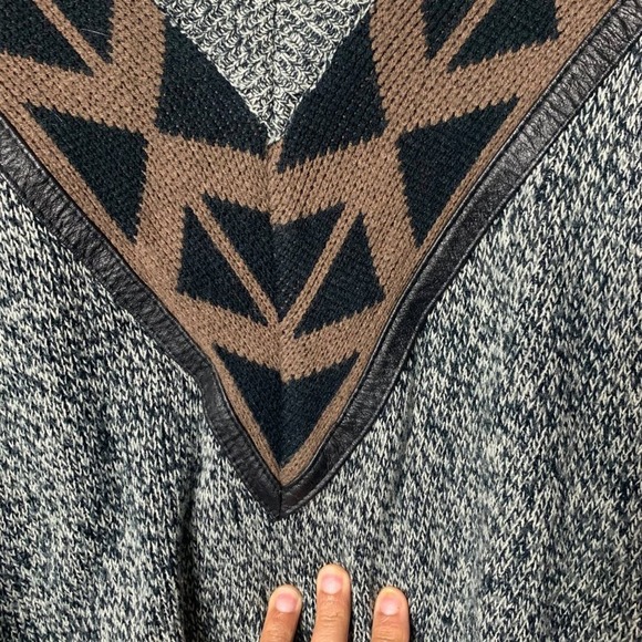 Vintage Women's V-neck Sweater - Picture 4 of 6